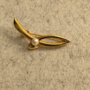 Ribbon Pin - Vintage Gold Tone and Pearl
